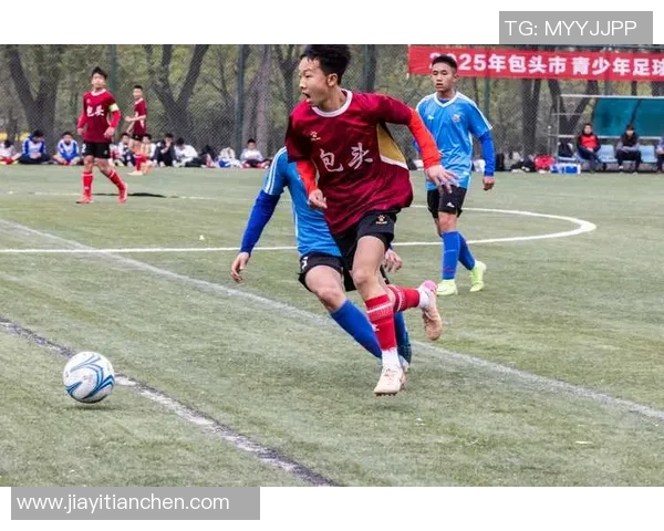 足球球星身高变化揭秘：从青涩少年到巅峰时期的成长轨迹