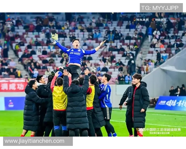 球星亲临助阵观看足球比赛现场感受精彩瞬间