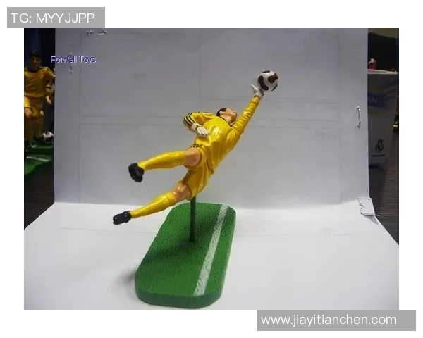 精致足球明星手办模型全方位展示 还原经典赛场瞬间与运动魅力